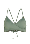 Grüner Bikini-Oberteil mit dreieckiger Form, aus glattem Material gefertigt, mit verstellbaren Trägern und einer Knotenverschluss am unteren Ende.