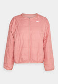 Padded rosa Jacke mit rundem Halsausschnitt und Reißverschluss, ausgestattet mit gesteppten horizontalen Paneelen und einem weißen Nike-Logo auf der Brust.