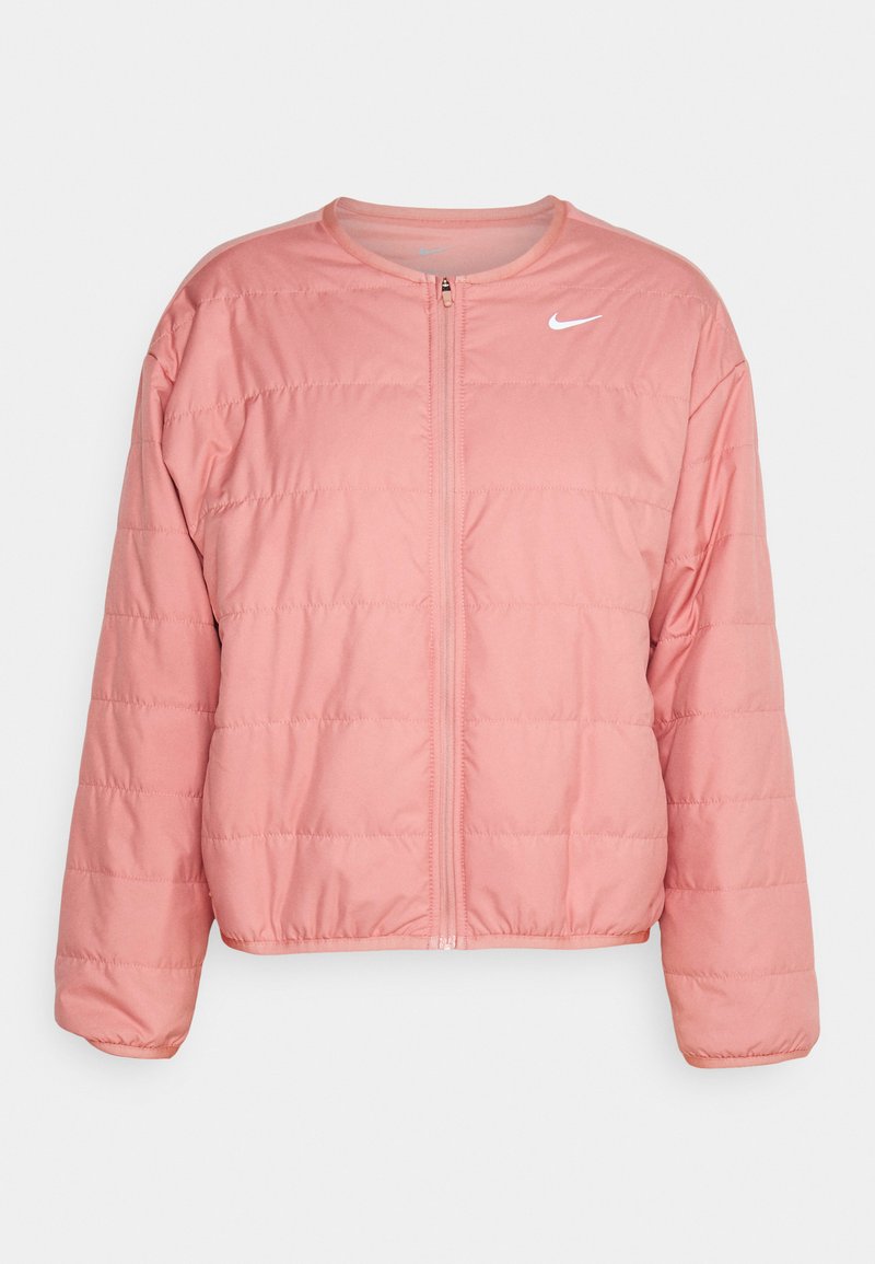 Padded rosa Jacke mit rundem Halsausschnitt und Reißverschluss, ausgestattet mit gesteppten horizontalen Paneelen und einem weißen Nike-Logo auf der Brust.