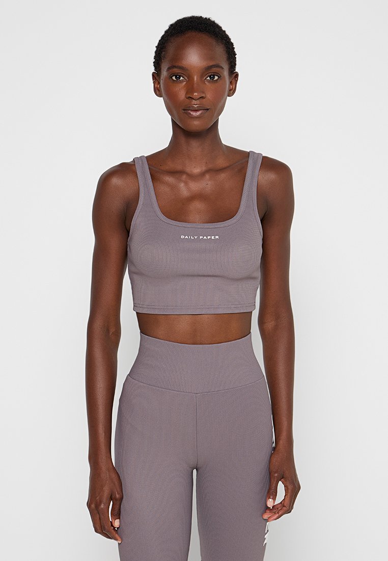 Grauer gerippter Cropped-Top mit breiten Trägern und rundem Ausschnitt, mit einem weißen "DAILY PAPER"-Logo auf der Vorderseite.