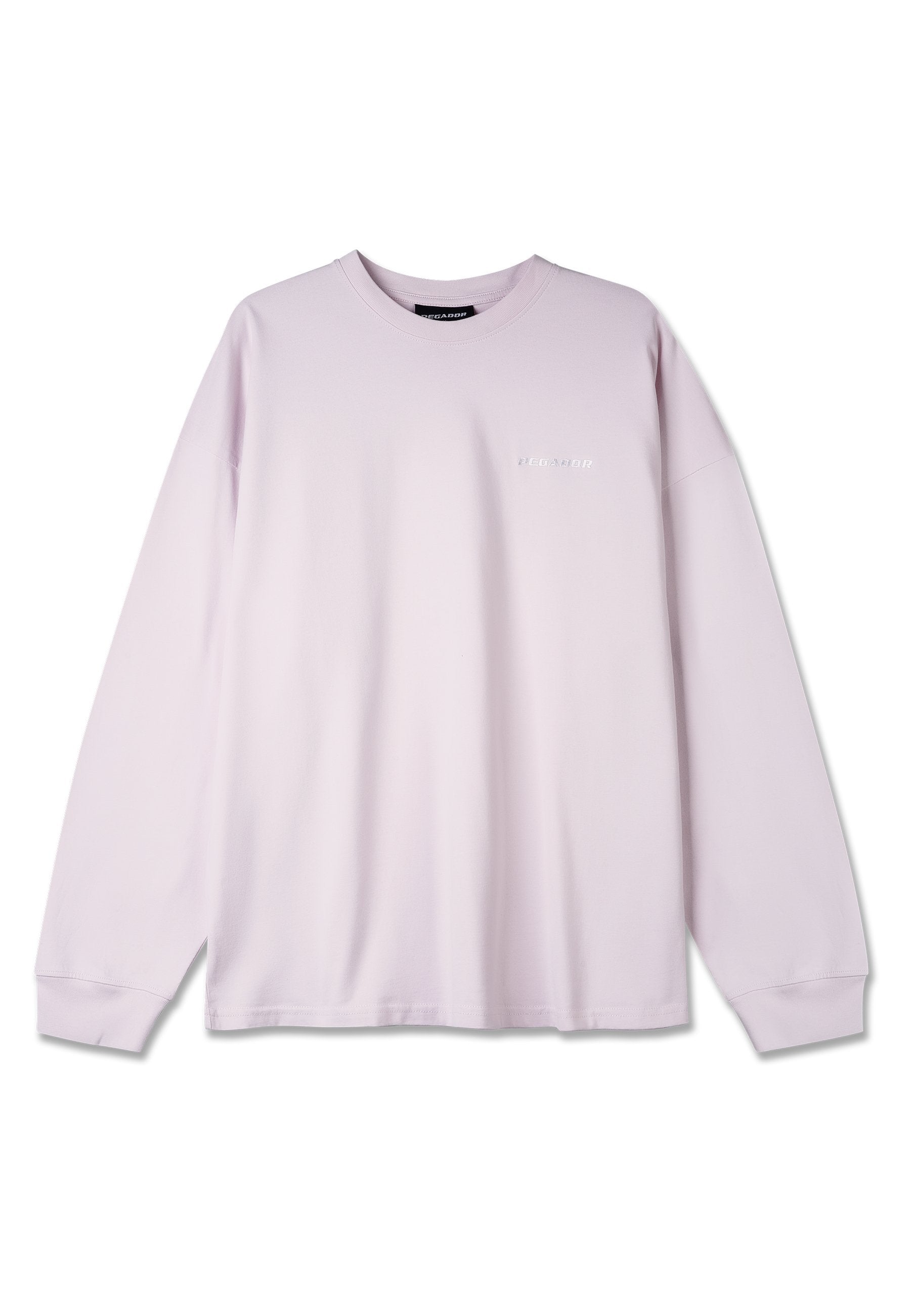 Helles lila Langarmshirt aus weicher Baumwolle. Mit Rundhalsausschnitt und dezentem Logo auf der Vorderseite sowie einem entspannten, lockeren Schnitt.
