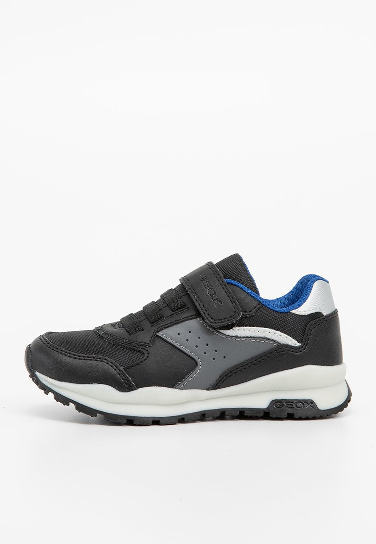 Schwarzer Sport Schuh mit grauen Akzenten, ausgestattet mit einem blauen Stofffutter am Knöchel und einem Klettverschluss, entworfen mit einer strukturierten Gummisohle für Grip.
