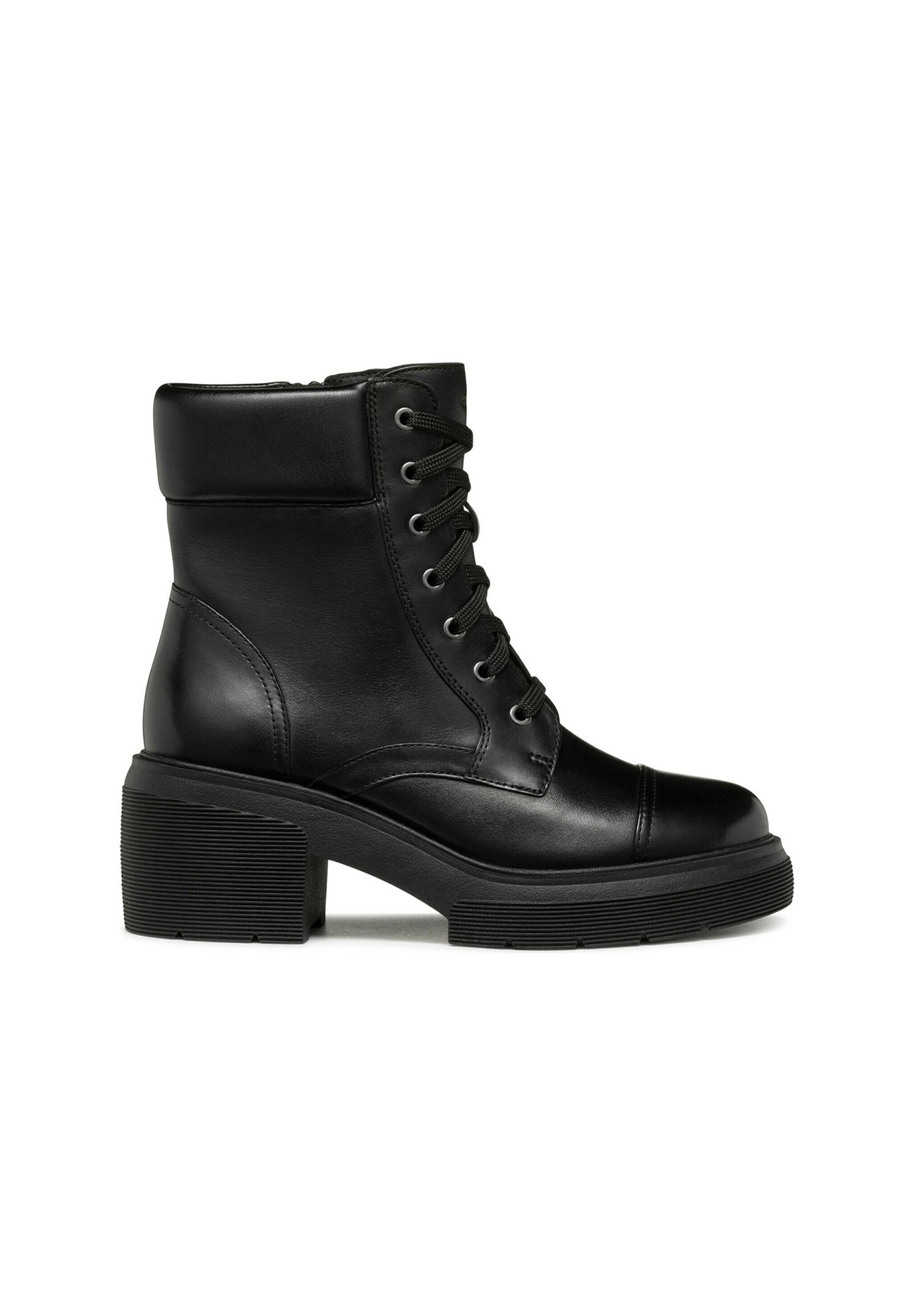 Schwarze Knöchelstiefel aus glattem Leder, mit runder Spitze, Schnürung an der Vorderseite, gepolstertem Kragen und klobigem, strukturiertem Absatz.