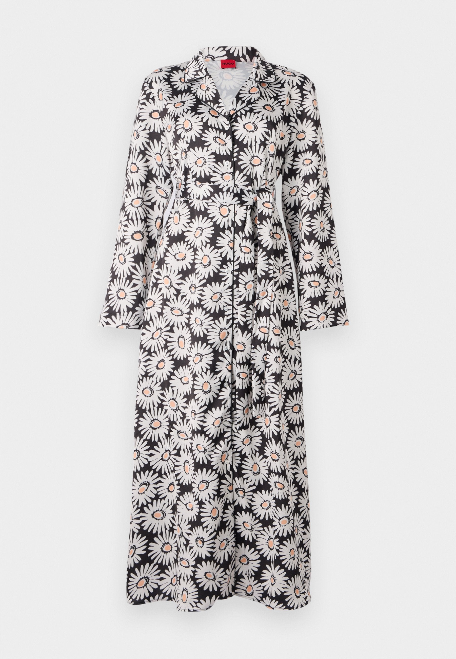 Langer, floral gemusterter Morgenmantel in Schwarz mit weißen Gänseblümchen und orangefarbenen Akzenten, ausgestattet mit langen Ärmeln, einem Kragen und einem Bindegürtel in der Taille. Glatte Stofftextur.
