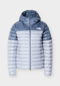 Leichte Steppjacke mit Kapuze in zweifarbigem Design in Hell- und Dunkelblau, gesteppter Textur, Reißverschluss vorne und Logo auf der Brust.