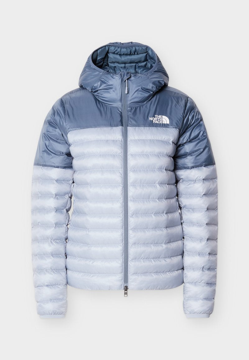 Leichte Steppjacke mit Kapuze in zweifarbigem Design in Hell- und Dunkelblau, gesteppter Textur, Reißverschluss vorne und Logo auf der Brust.