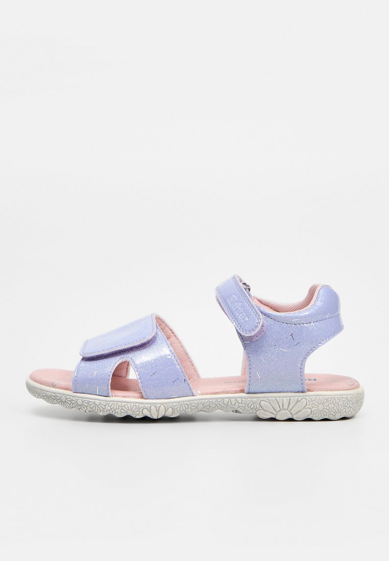 Kinder-Sandale mit offenen Zehen, hellvioletten glitzernden Riemen, pink gepolsterter Innensohle, Klettverschlüssen und weißer Sohle mit Blumenmuster.