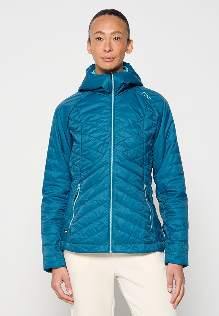 Türkisfarbene isolierte Jacke mit Kapuze, die ein gestepptes Design, einen Frontreißverschluss und zwei Seitentaschen aufweist. Hergestellt aus leichtem, glattem Material.