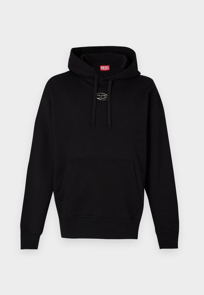Schwarzer Kapuzenpullover aus weichem Stoff, mit einer Fronttasche, Kordelzug mit Ösen und einem kleinen silbernen Logo auf der Brust.