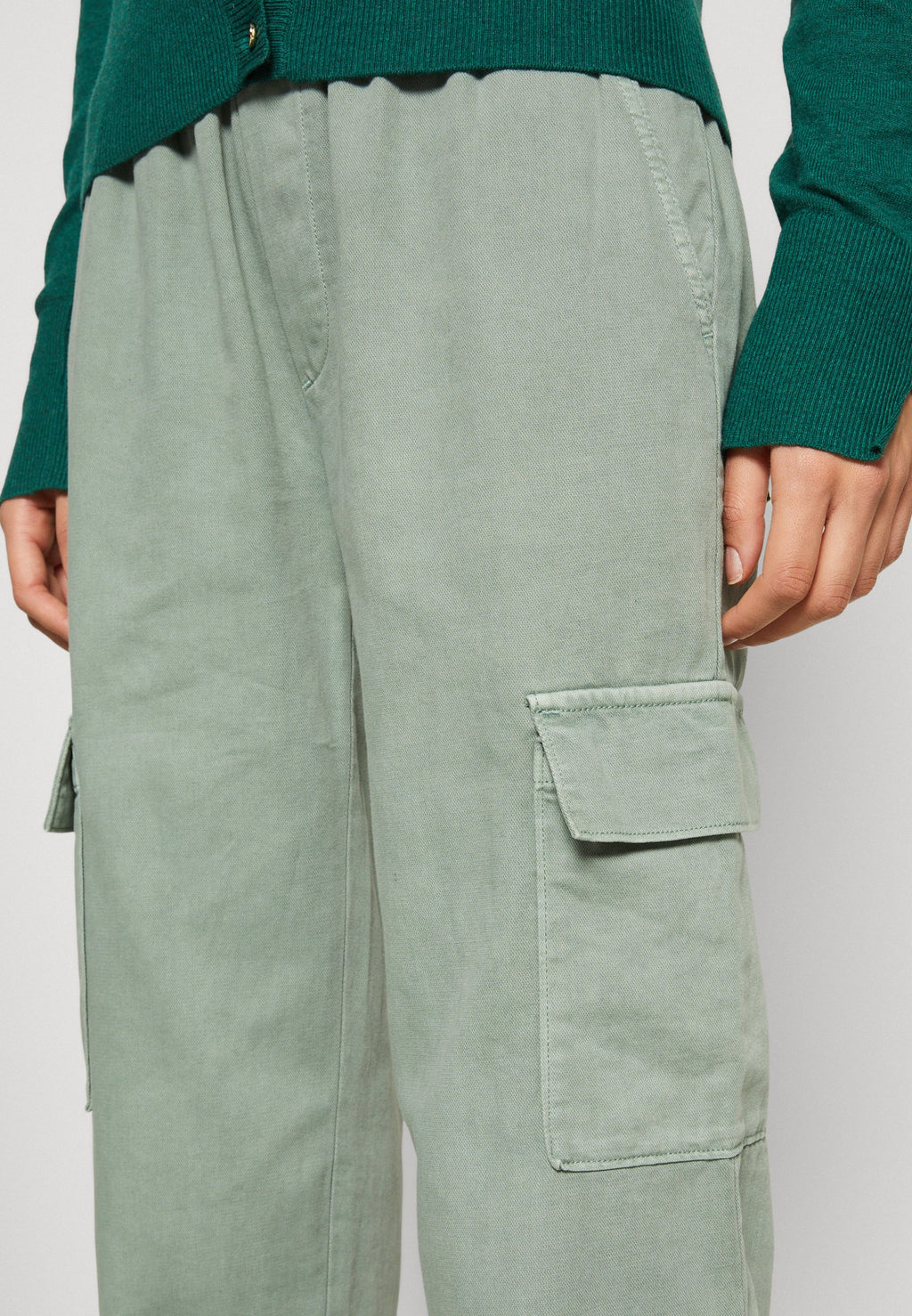 GAP BROKEN PULL ON PANT