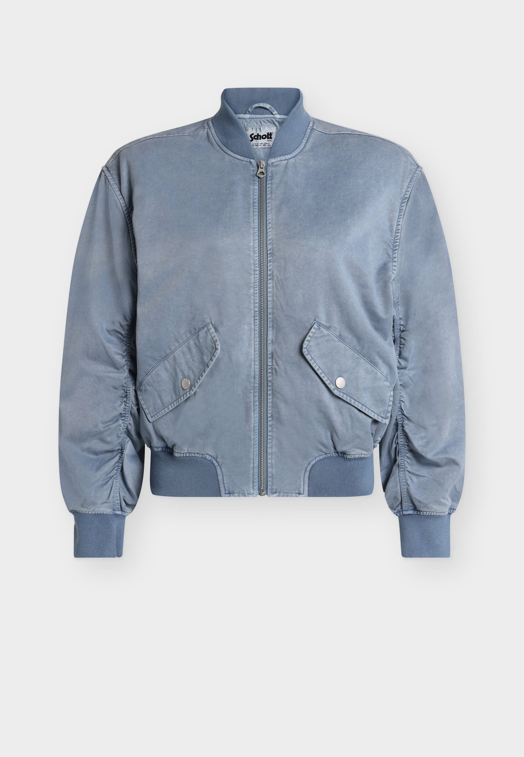 Hellblaue Bomberjacke mit Frontreißverschluss, zwei aufgesetzten Taschen mit Druckknöpfen, gerippten Bündchen, Kragen und Bund.