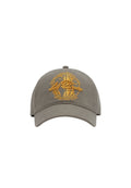 Graue Baseballkappe mit gebogenem Schirm, versehen mit golden besticktem Text und Globus-Design auf der Vorderseite. Baumwollmaterial mit glatter Textur.