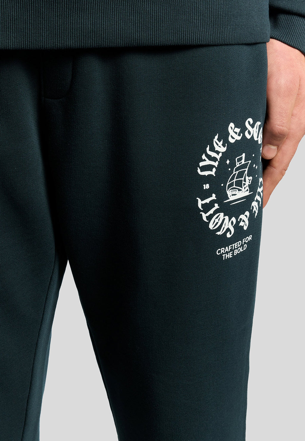 Lyle & Scott MID SHIP INSIGNIA GRAPHIC JOGGER