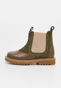 Brauner und olivgrüner Leder- und Wildleder-Stiefelette mit beigen elastischen Seitenteilen und robuster Gummisohle, Seitenansicht.