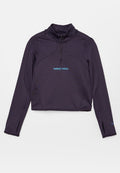 Langes lila Sportoberteil mit langen Ärmeln und halbem Reißverschluss am Kragen, mit blauem Nike Pro-Logo, Nahtdetails und Daumenlöchern an den Bündchen.