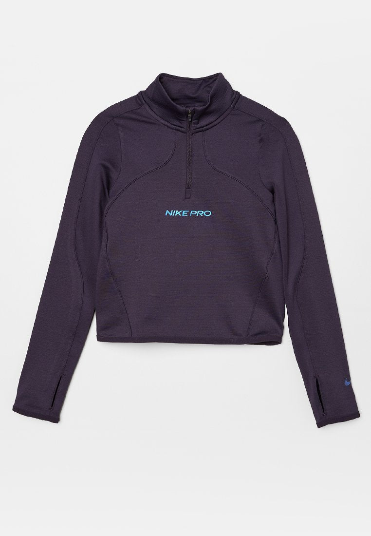 Langes lila Sportoberteil mit langen Ärmeln und halbem Reißverschluss am Kragen, mit blauem Nike Pro-Logo, Nahtdetails und Daumenlöchern an den Bündchen.