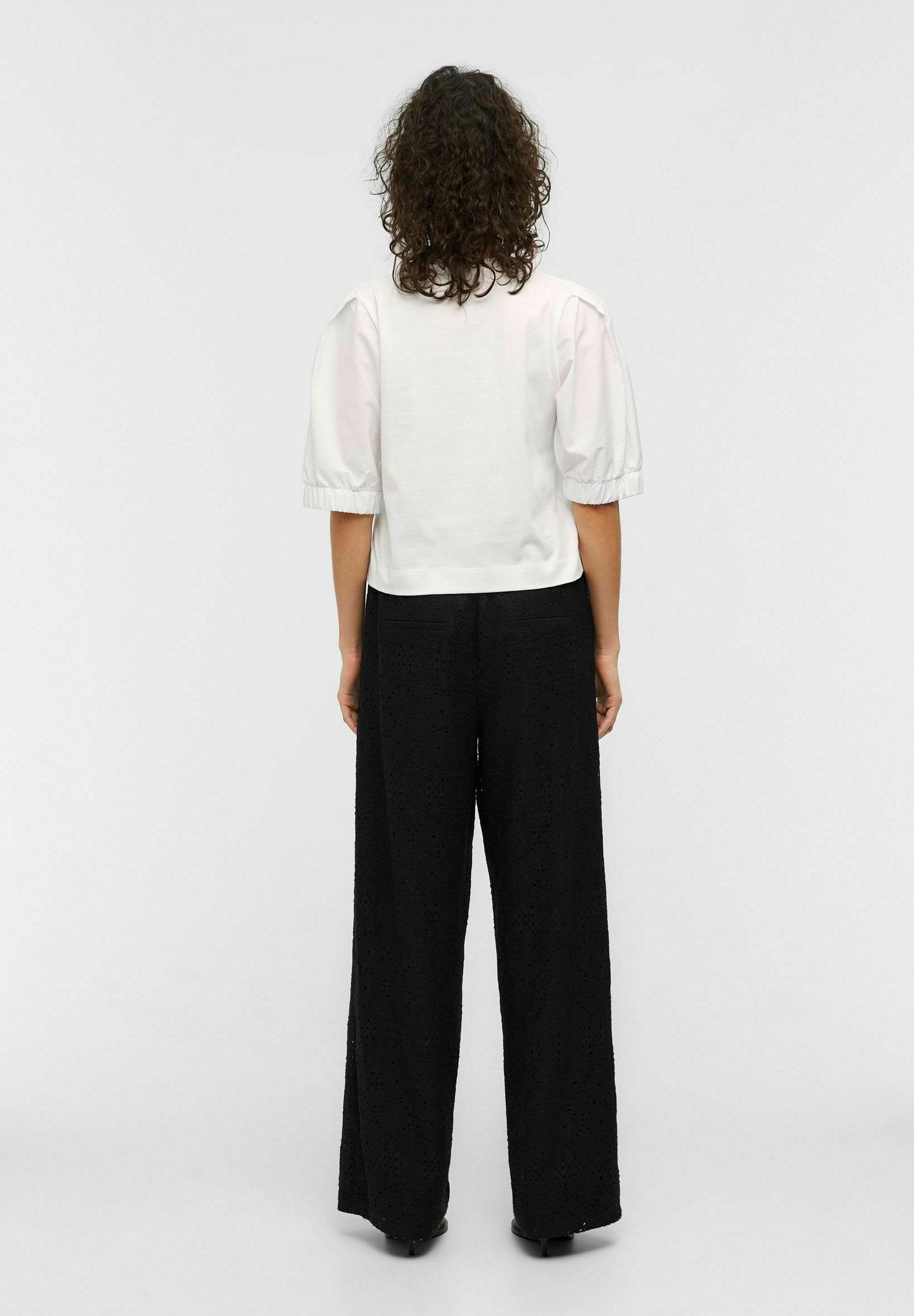Object BRODERIE ANGLAISE