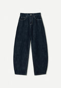 Dunkelblaue weite Jeans mit geradem Schnitt, fünf Taschen und Kupfernähte. Der Stoff hat eine glatte Textur und minimale Abnutzungsspuren.