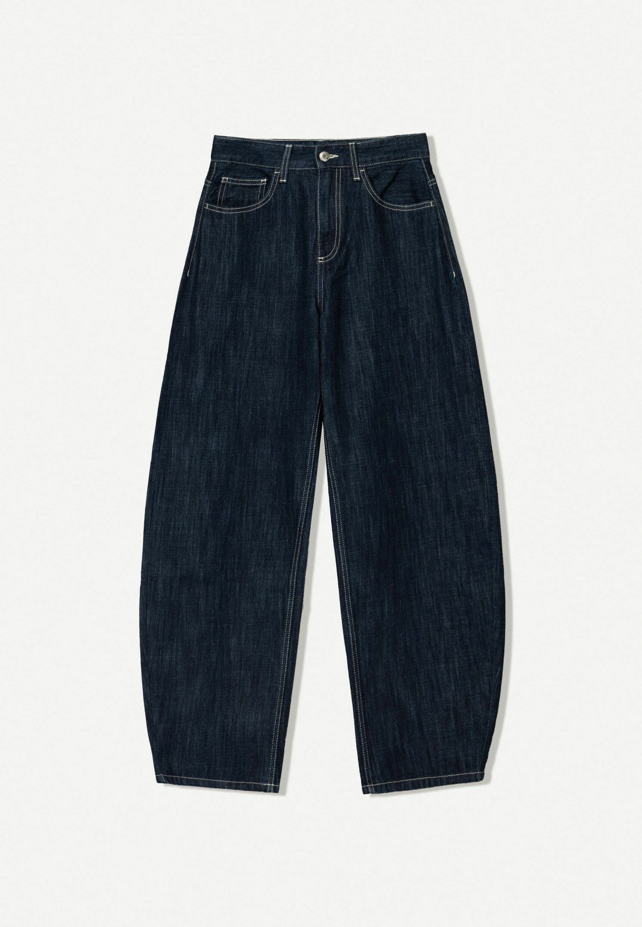 Dunkelblaue weite Jeans mit geradem Schnitt, fünf Taschen und Kupfernähte. Der Stoff hat eine glatte Textur und minimale Abnutzungsspuren.