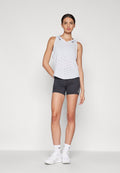 Hellgraues ärmelloses Sportoberteil mit durchbrochenem Design, kombiniert mit dunkelgrauen Shorts. Weiße Socken und Sneakers runden das Outfit ab.