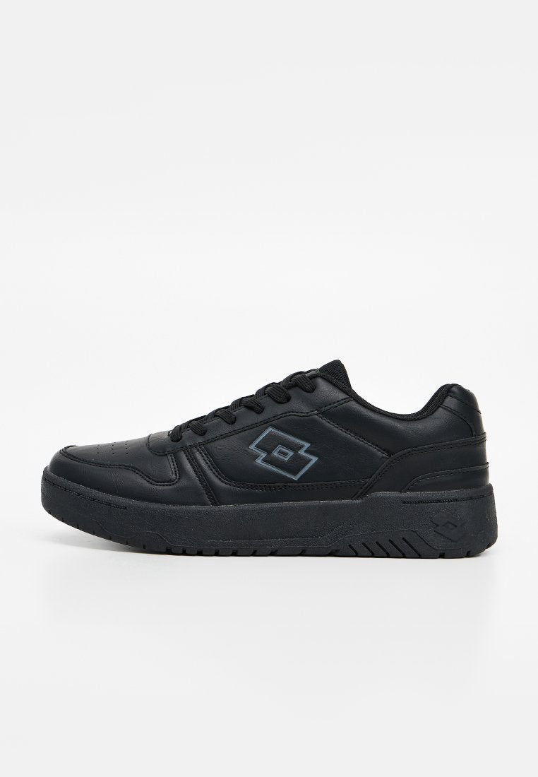 Schwarzer niedriger Sneaker mit Schnürung vorne, dicker Sohle und blauem geometrischem Logo an der Seite, dargestellt auf weißem Hintergrund.