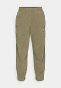 Olivegrüne Fleece-Jogginghosen mit elastischem Bund. Mit einem kleinen weißen Logo in der Nähe der Tasche und tailliertem Bein design. Weicher Stoff.