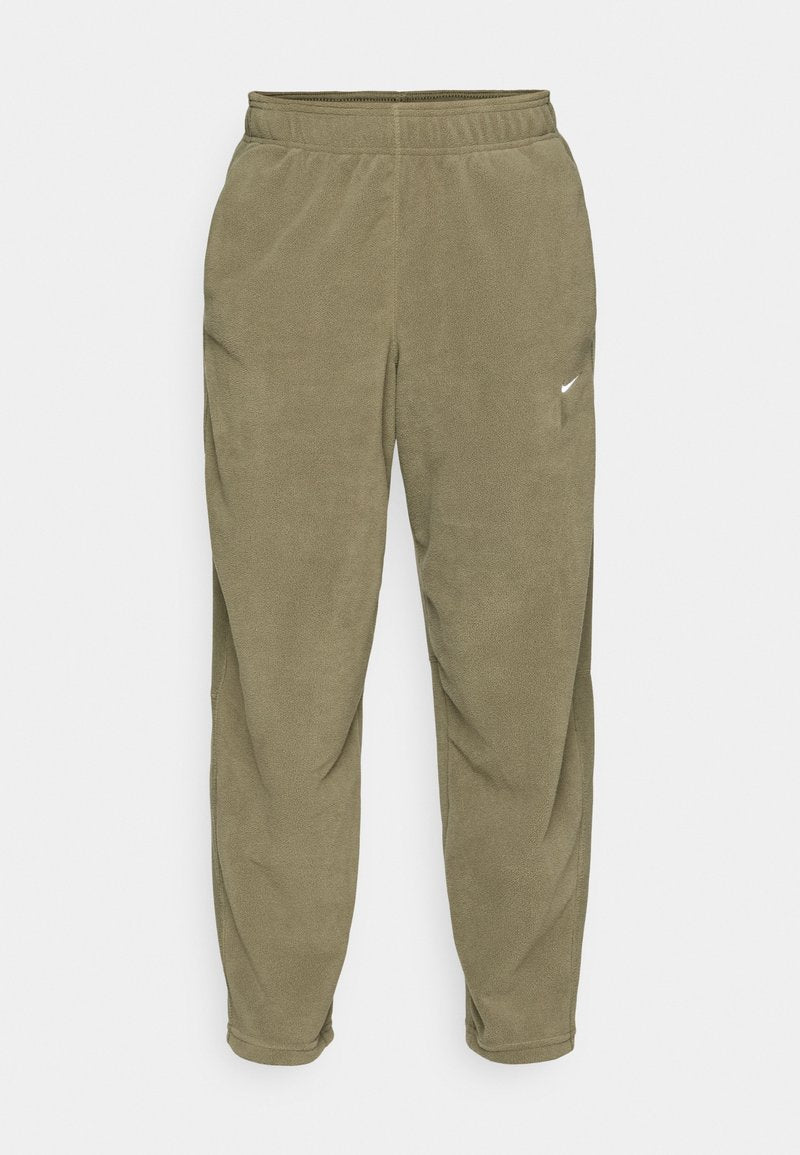Olivegrüne Fleece-Jogginghosen mit elastischem Bund. Mit einem kleinen weißen Logo in der Nähe der Tasche und tailliertem Bein design. Weicher Stoff.