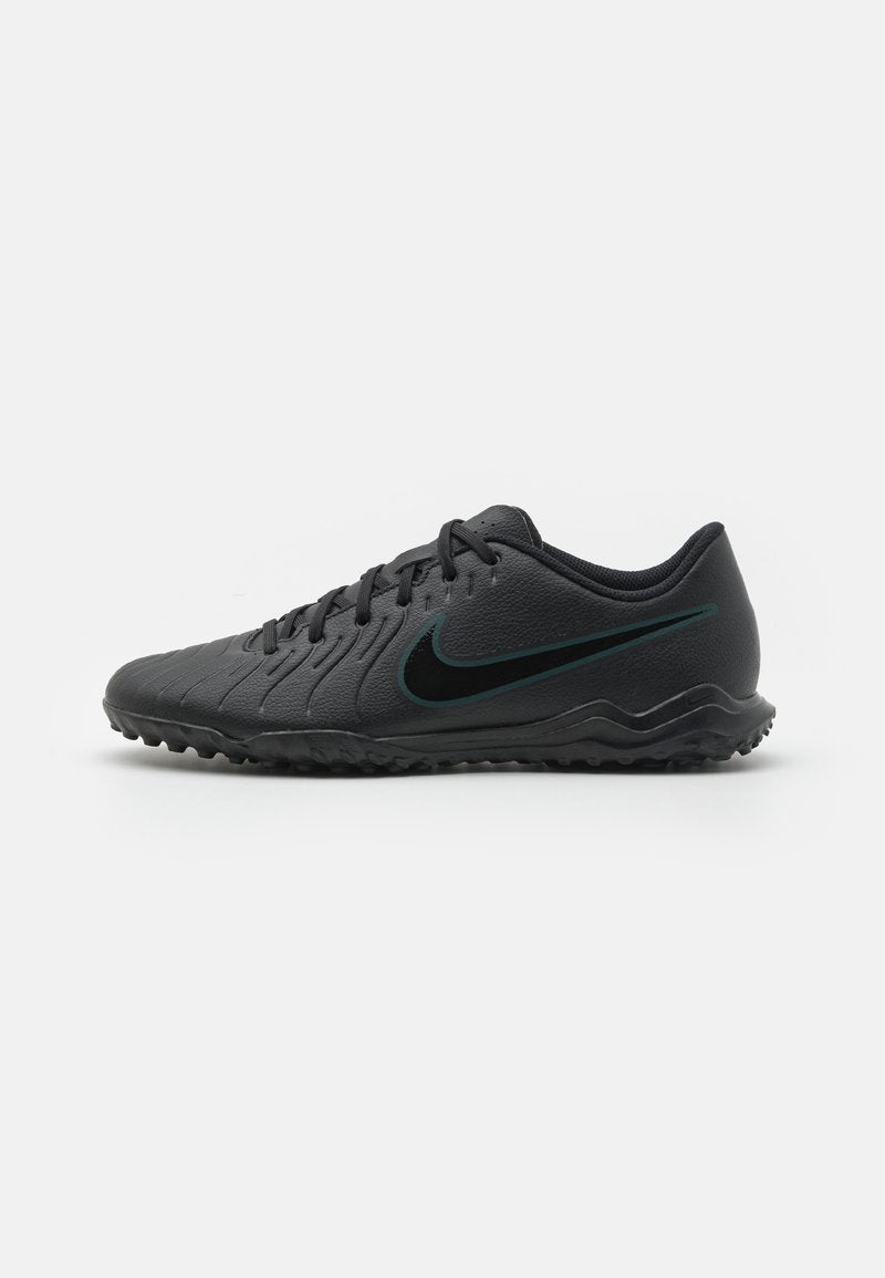 Schwarzer Fußballschuh mit strukturiertem Synthetic-Obermaterial, geschwungener Form, schwarzer Laufsohle und tealfarbenem Nike-Logo an der Seite. Mit Schnürverschluss.