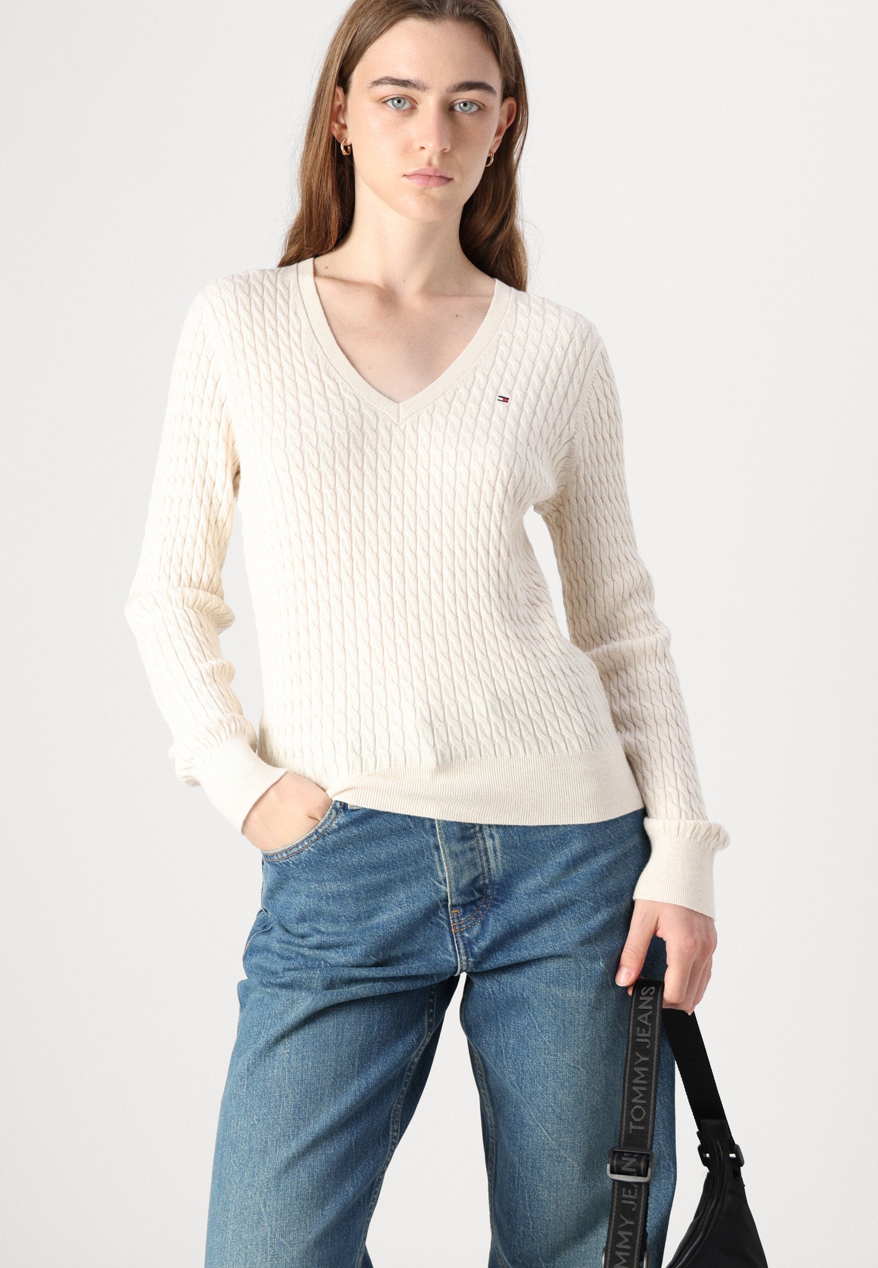 CABLE KNIT V NECK JUMPER Media 5