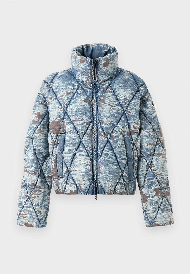 Gepolsterte Steppjacke mit hohem Kragen, blau-graues abstraktes Muster, Vorderreißverschluss und Seitentaschen.
