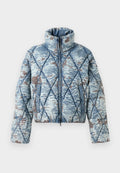 Gepolsterte Steppjacke mit hohem Kragen, blau-graues abstraktes Muster, Vorderreißverschluss und Seitentaschen.