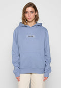 Hellblaue Kapuzensweatshirt aus weichem Material, mit einer vorderen Tasche und einem weißen Logo, das auf der Brust zentriert ist. Lockere Passform mit gerippten Bündchen.