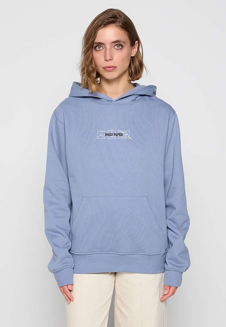 Hellblaue Kapuzensweatshirt aus weichem Material, mit einer vorderen Tasche und einem weißen Logo, das auf der Brust zentriert ist. Lockere Passform mit gerippten Bündchen.