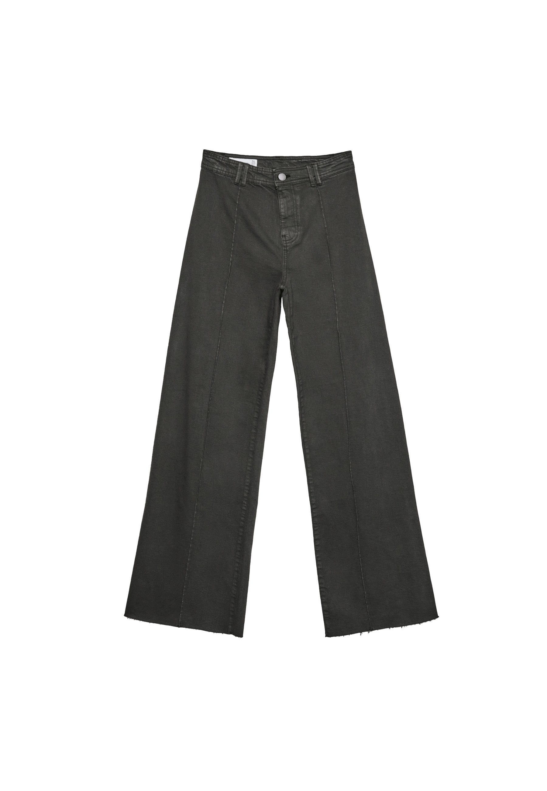 Weite Jeans in dunkelgrauem Denim mit sichtbaren Nähten, Knopfverschluss und fransigem Saum. Sie haben eine hohe Taille und eine gerade Silhouette.
