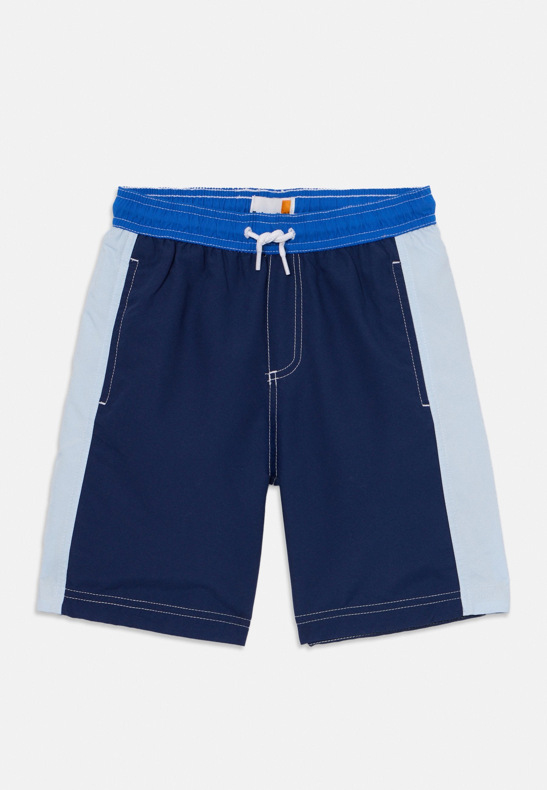 Marineblaue Badehose mit hellblauen Seitenpanelen, elastischem Bund und weißem Kordelzug. Mit weißen Nähten und Seitentasche.