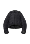Schwarze cropped Pufferjacke mit Kapuze, ausgestattet mit einem Reißverschluss auf der Vorderseite, elastischem Saum und glatter Textur. Enthält ein Logo-Patch am Ärmel.