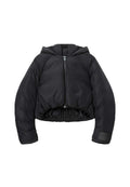 Schwarze cropped Pufferjacke mit Kapuze, ausgestattet mit einem Reißverschluss auf der Vorderseite, elastischem Saum und glatter Textur. Enthält ein Logo-Patch am Ärmel.