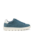 Blaue Wildleder-Sneaker mit einem weißen Fersenakzent, flachen runden Schnürsenkeln und einer strukturierten Sohle mit einem wellenartigen Design. Goldene Markendetails.