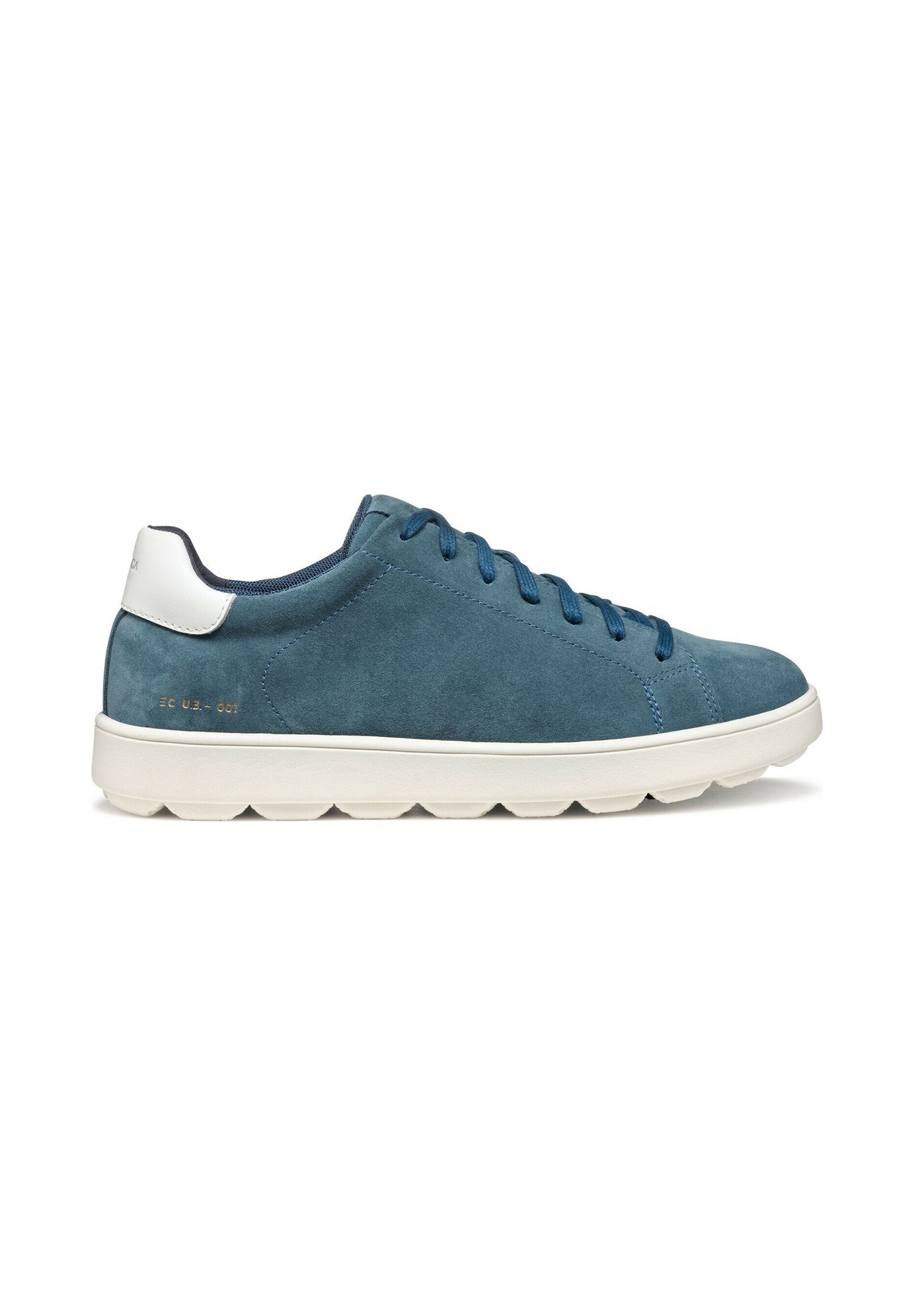 Blaue Wildleder-Sneaker mit einem weißen Fersenakzent, flachen runden Schnürsenkeln und einer strukturierten Sohle mit einem wellenartigen Design. Goldene Markendetails.