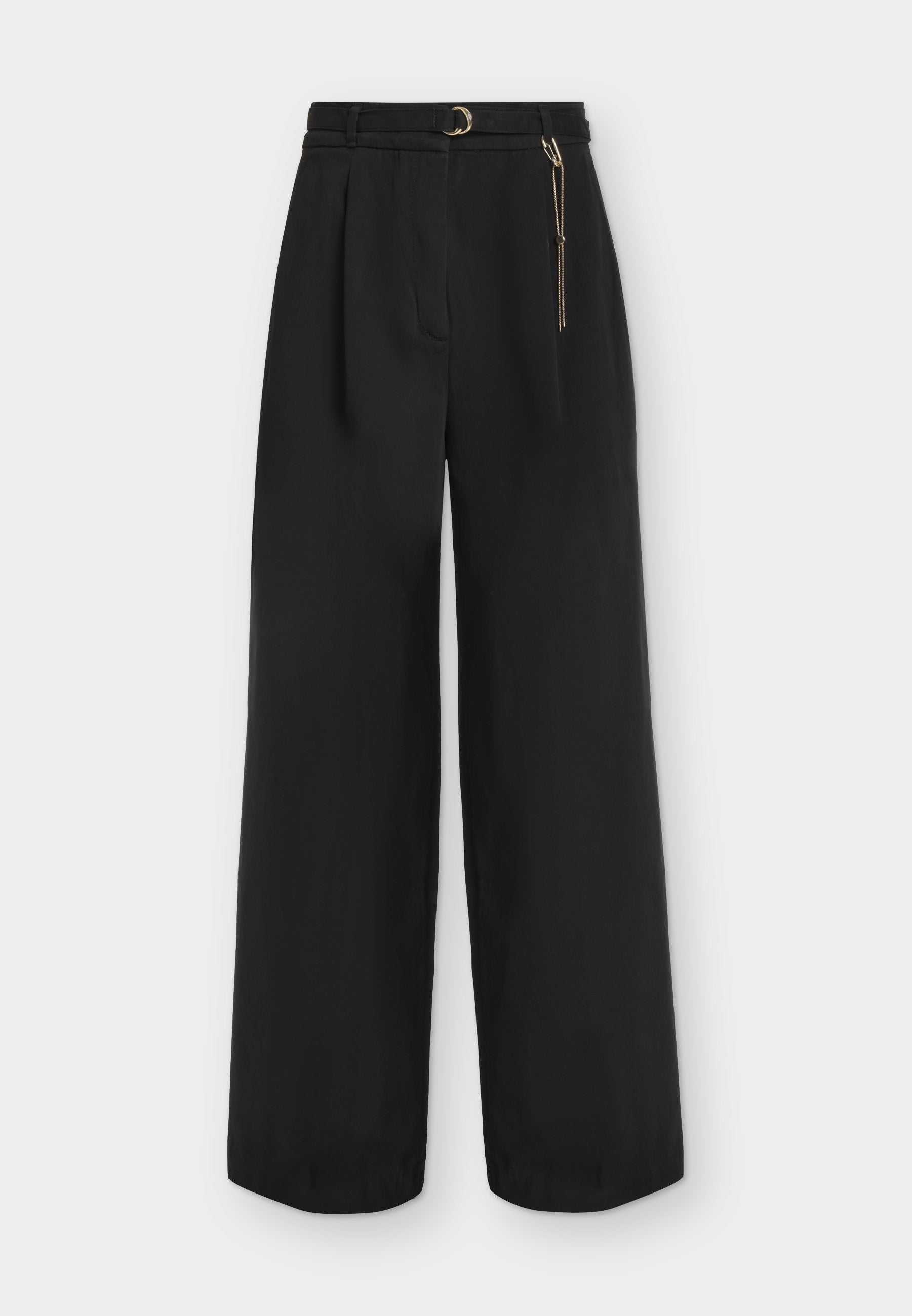 Schwarze High-Waist-Weitbein-Hose mit Falten, passendem Gürtel mit goldener Schnalle und goldenem Kettenaccessoire auf der rechten Seite.
