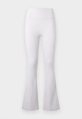 Weiße Yoga-Hose mit hoher Taille, ausgestellten Beinen und glattem Stoff vor einem schlichten hellen Hintergrund.