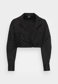Schwarzes Cropped-Shirt aus glattem Stoff, mit tiefem V-Ausschnitt, langen Ärmeln mit Bündchen und zwei vorderen Taschen.