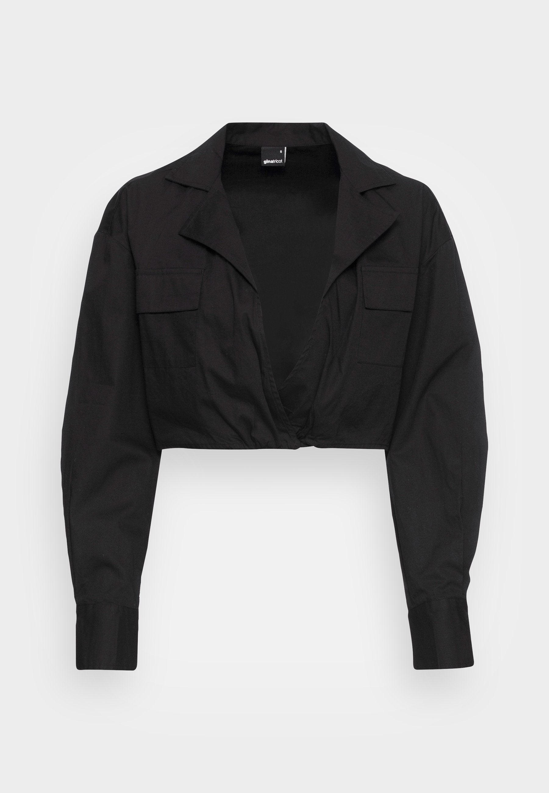 Schwarzes Cropped-Shirt aus glattem Stoff, mit tiefem V-Ausschnitt, langen Ärmeln mit Bündchen und zwei vorderen Taschen.
