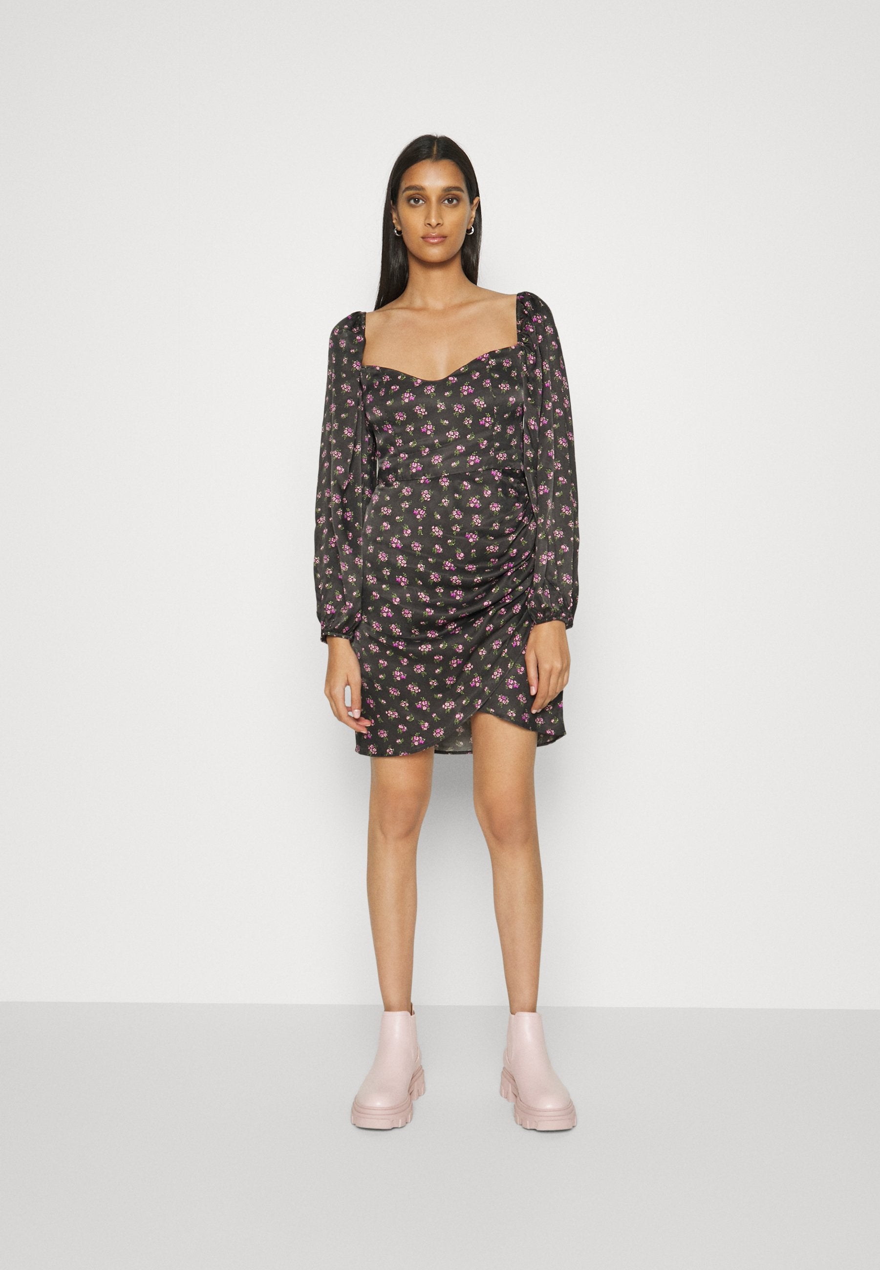 NA-KD SHAPED CUPS MINI DRESS
