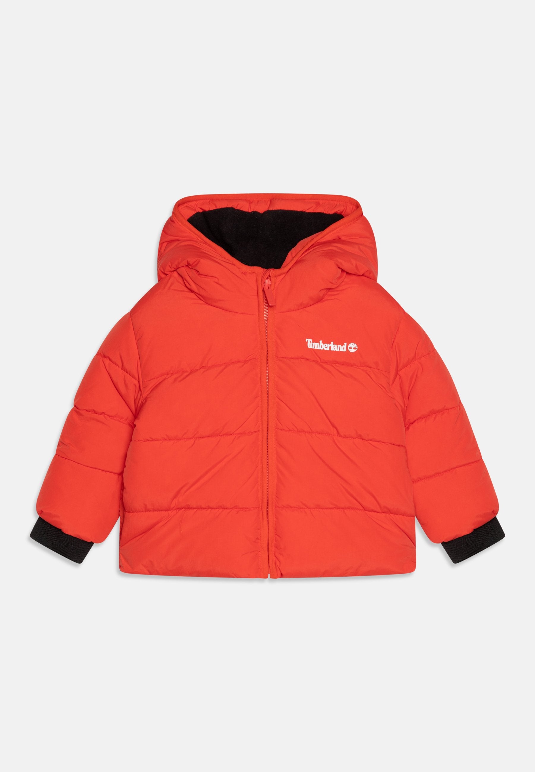 Helle orange gepolsterte Kinderjacke mit Kapuze, schwarzer Innenauskleidung, schwarzen Ärmelbündchen, Frontreißverschluss und kleinem weißen Timberland-Logo auf der Brust.