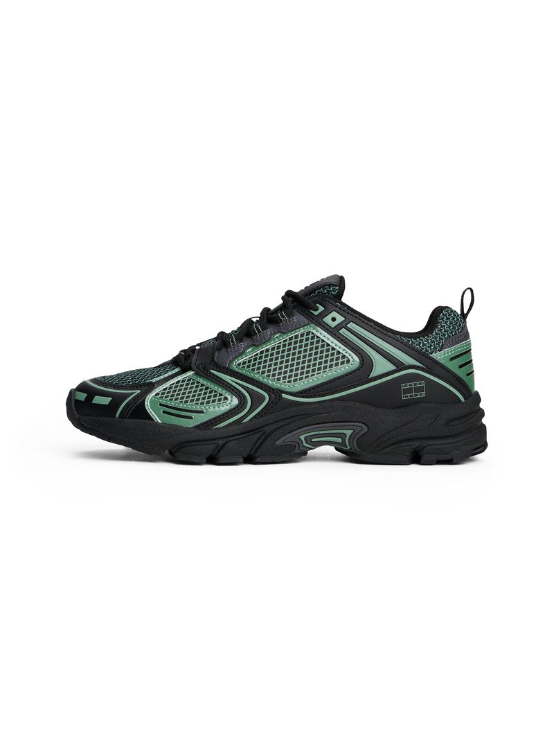 Schwarze und mintgrüne Sportschuhe mit Obermaterial aus Mesh, gepolstertem Kragen, strukturiierter Sohle und eckigen Designelementen. Schnürsenkel und Fersentabs sind enthalten.