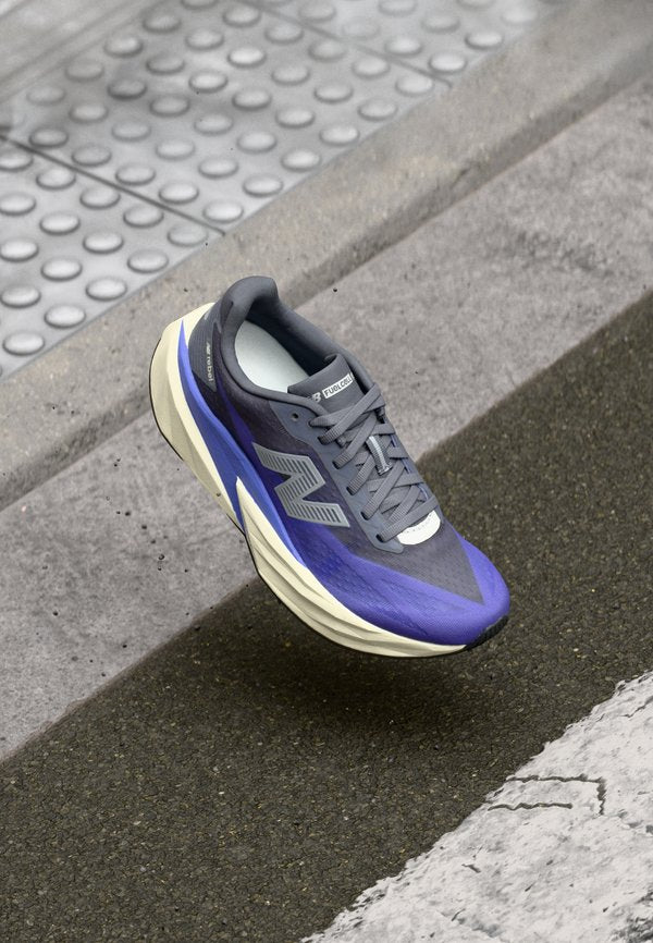New Balance FUELCELL REBEL V5 - Road running shoes - electric indigo