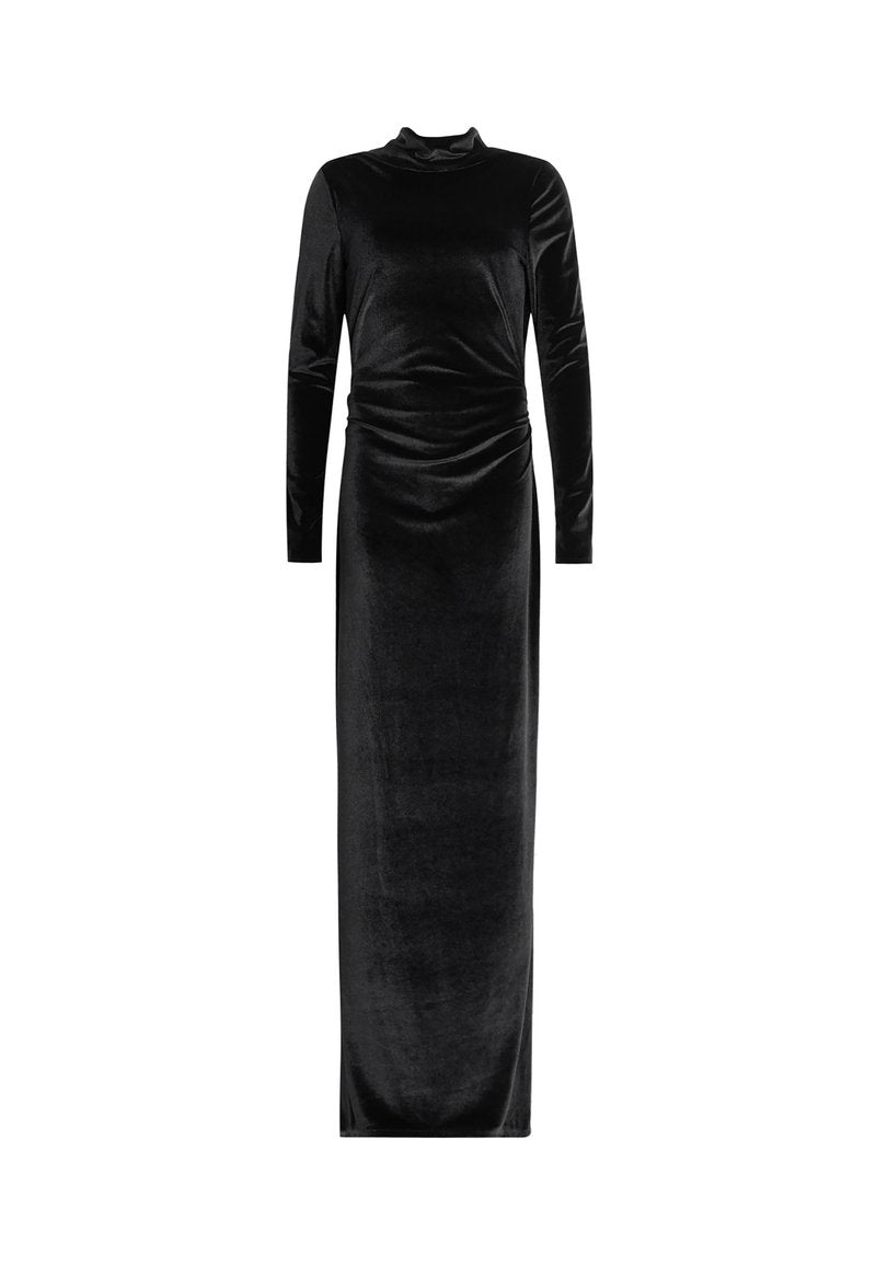 Schwarzes Samt-Maxikleid, hoher Kragen, lange Ärmel, geraffte Seitendetails, glatte Textur, figurbetonende Silhouette, bodenlanger Schnitt.