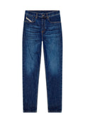 Blaue Jeans aus Denim mit verblasster Textur, Fünf-Taschen-Stil, Knopfverschluss und geradem Beinschnitt auf weißem Hintergrund.