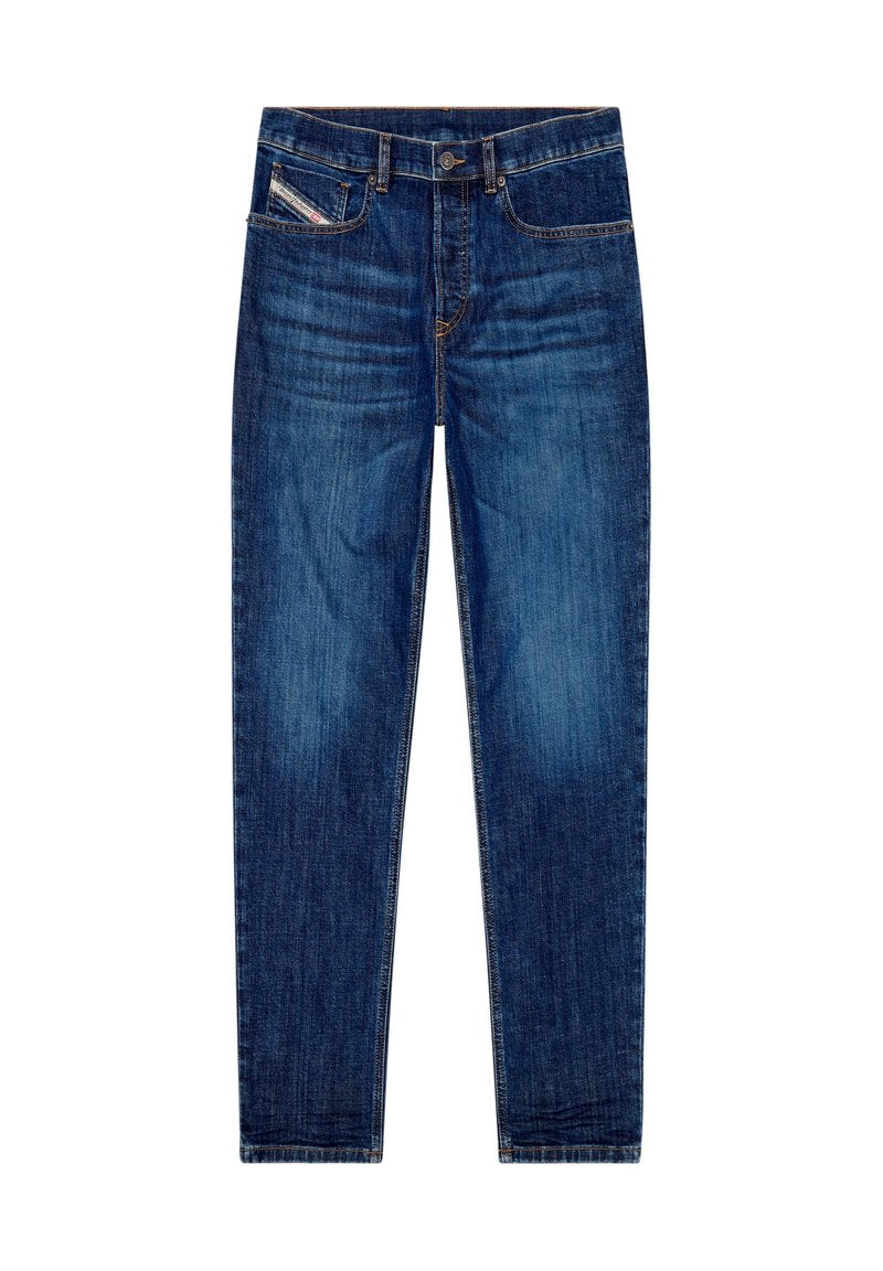 Blaue Jeans aus Denim mit verblasster Textur, Fünf-Taschen-Stil, Knopfverschluss und geradem Beinschnitt auf weißem Hintergrund.